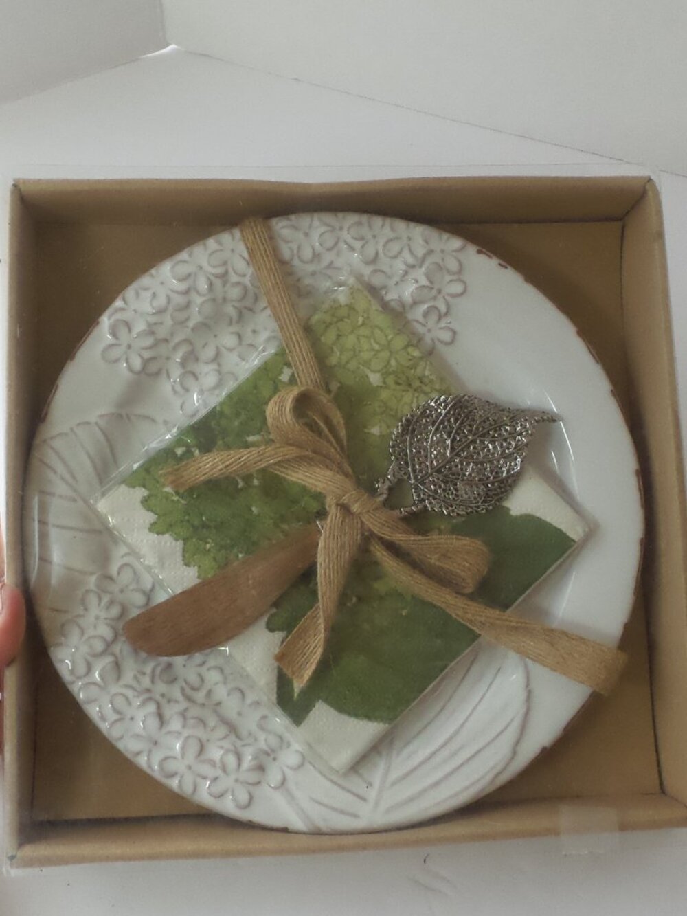 Mud Pie White Ceramic Hydrangeas Plate with Green Accent Napkin and Leaf Pin